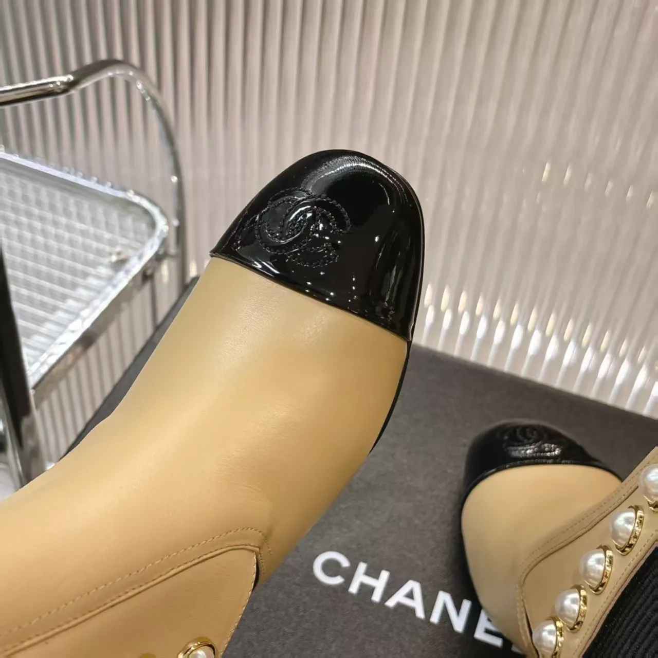 👟👟Ex-factory price 680👟👟 (top version) 𝗖𝗛𝗔𝗡𝗘𝗟𝟐5 years of Chanel𝐅𝐖Must-have for autumn and winter rhombus motorcycle boots Martin boots Xiaoxiangjia's super classic motorcycle boots sweet and cool shape can easily increase the height of the foot and elongate the legs. It is fashionable and fashionable with pearls One-to-one reproduction of the original 👟Material: First-layer cowhide ▪️Heel height: 6.5𝐜𝐦 ▪️Lining: sheepskin ▫️𝐒𝐢𝐳𝐞:𝟑𝟓-𝟒𝟏𝐌(𝟒𝟎, 𝟒𝟏 customization is not returnable) ▪️Sole: original 1:1 molded leather outsole ▫️Color: black, white, apricot (three colors included) ▪️Combined with original full set of packaging📦